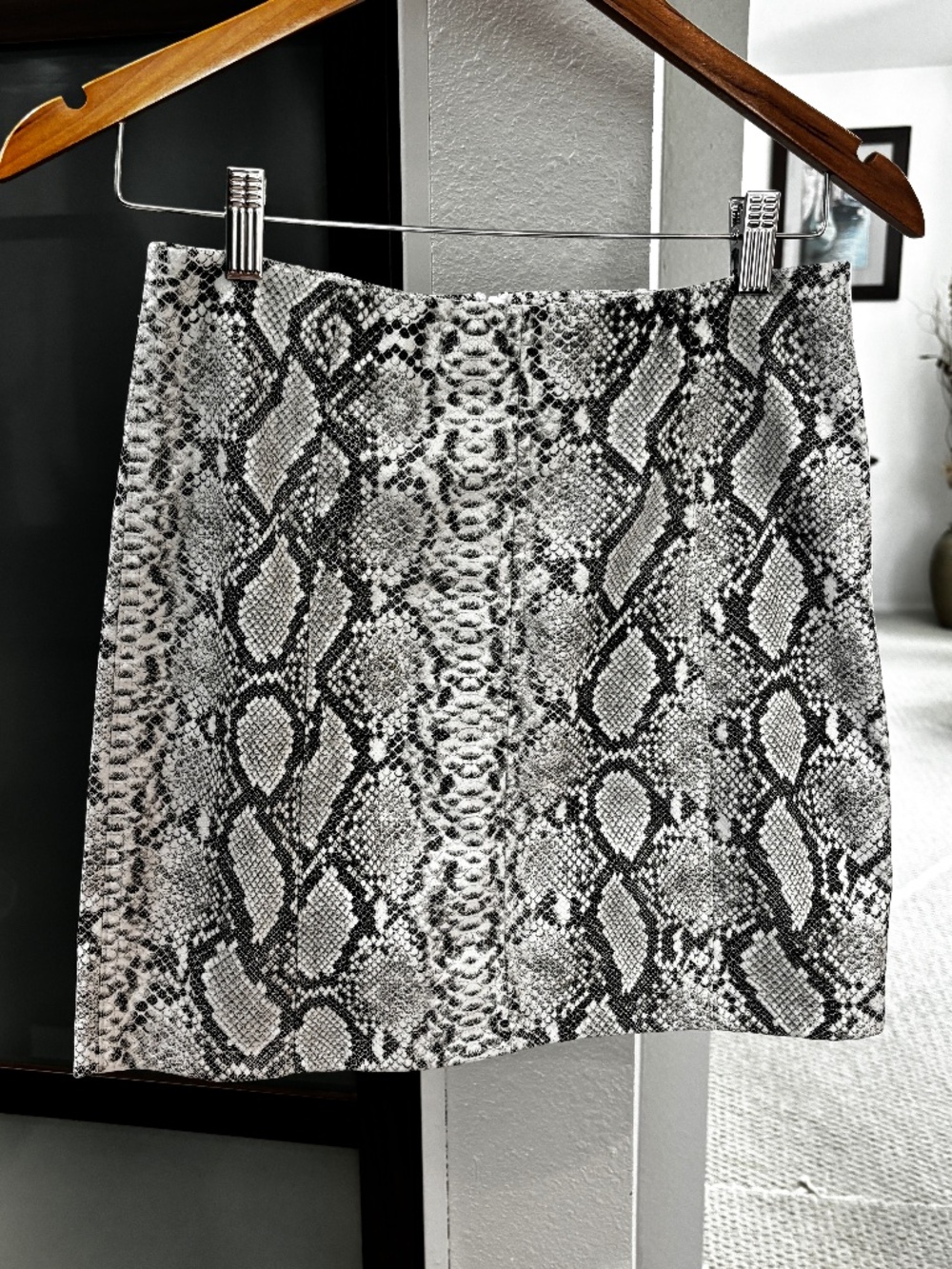 Lulus Vegan Leather Mini Skirt - Black & White Snake Print Size S/M - Picture 2 of 8